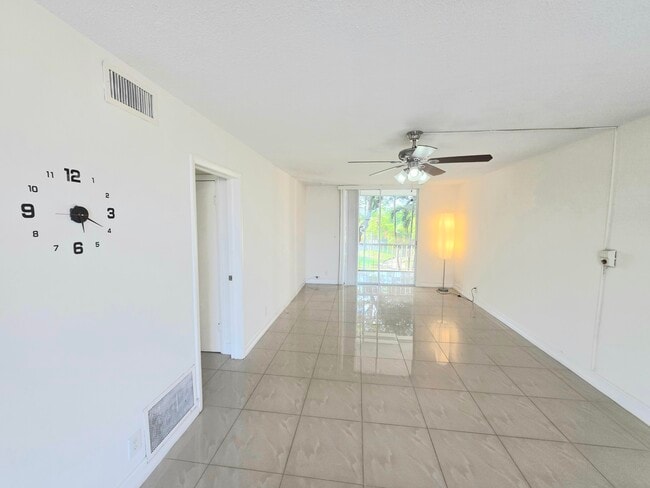 Photo - 777 SE 2nd Ave Unidad 207