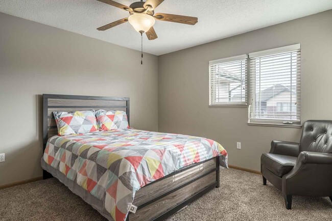 Enjoy ceiling fans in many units. - Southwind Villas Apartments