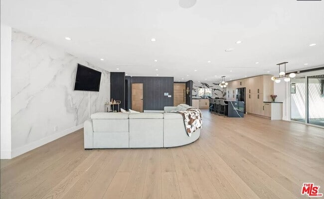 Photo - 22616 Oxnard St