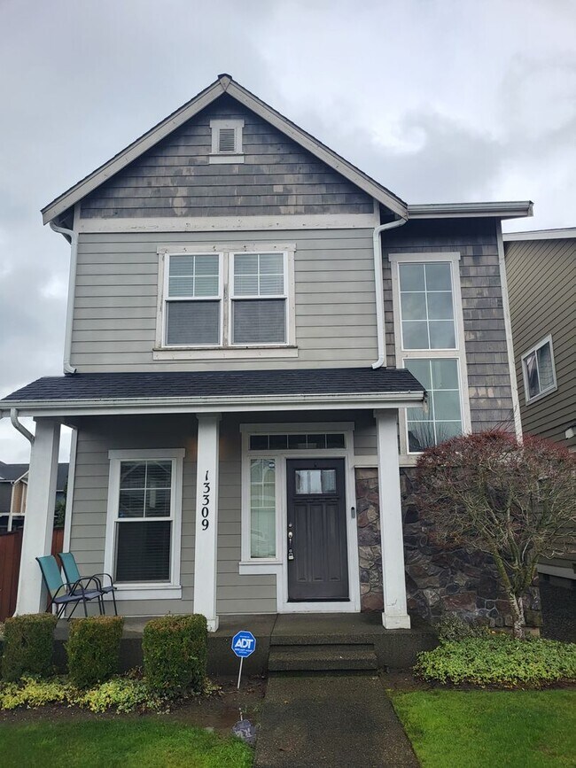 Building Photo - Beautiful 3 Bed 2.5 Bath 3 story home in South Hill Puyallup