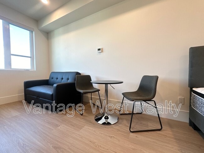 Photo - 720-720 K. L. O. Rd