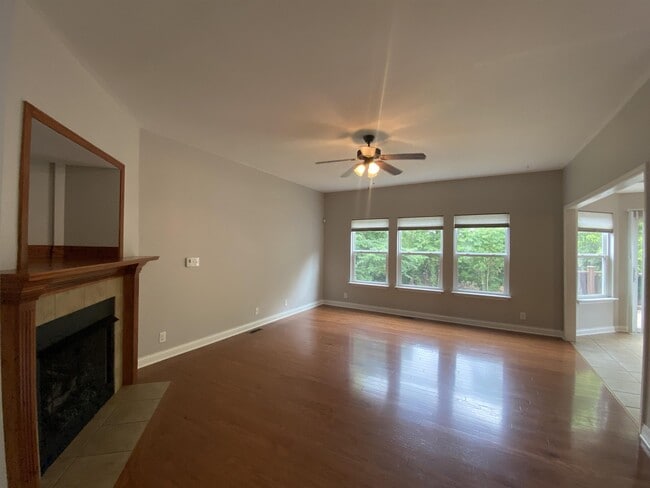 Photo - 355 Vineland Pl Dr