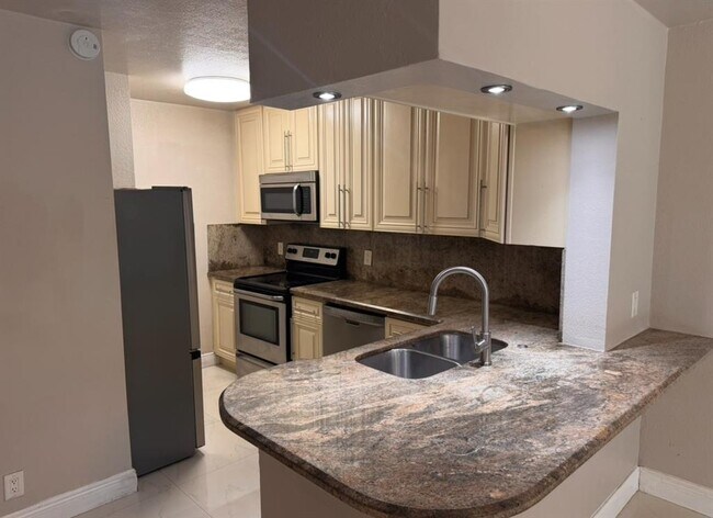 Building Photo - 2622 Riverside Dr Unit 2622