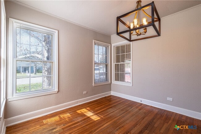 Photo - 609 S Pecan Ave
