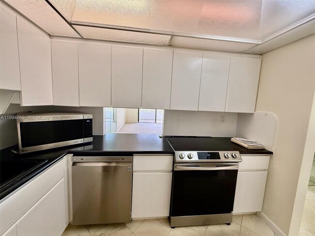 Photo - 500 Three Islands Boulevard Unidad 314