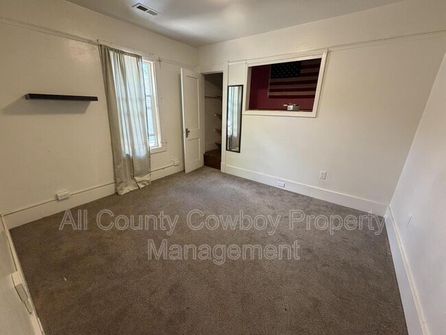 Photo - 810 E Gibbon St