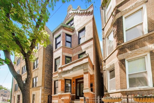 Building Photo - 2132 N Oakley Ave