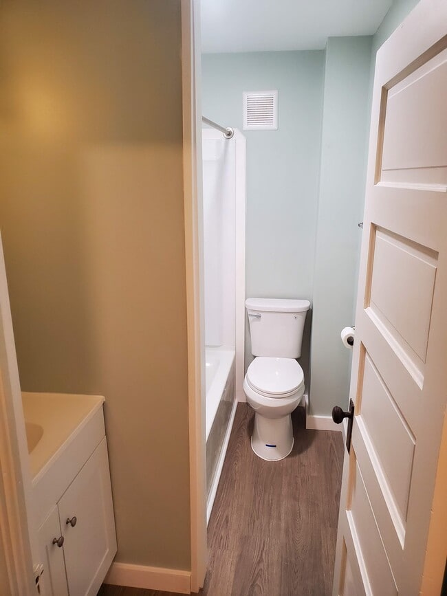 bathroom - 729 Catherine St