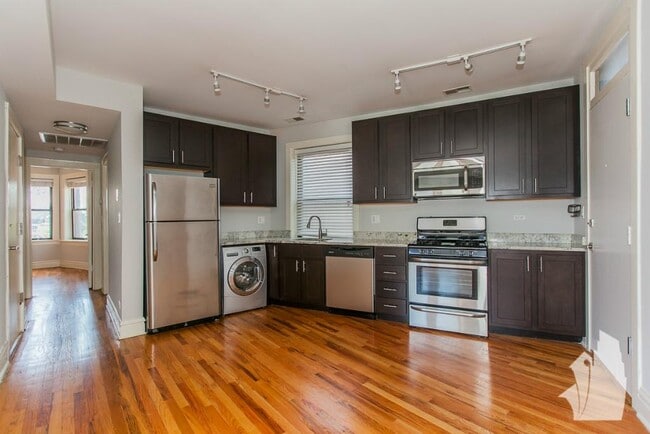 Building Photo - 2229 W Wilson Ave Unit 2