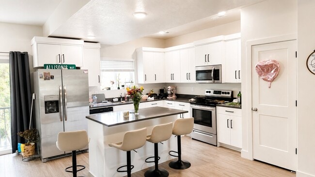Photo - 960 N Angel St