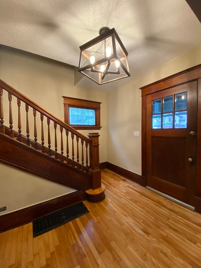 Encanto antiguo con una escalera original, suelos de madera noble y ventanas de vidrieras emplomadas. - 783 Edmund Ave W