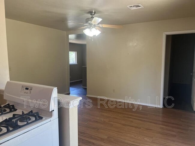 Photo - 405 Armstrong St