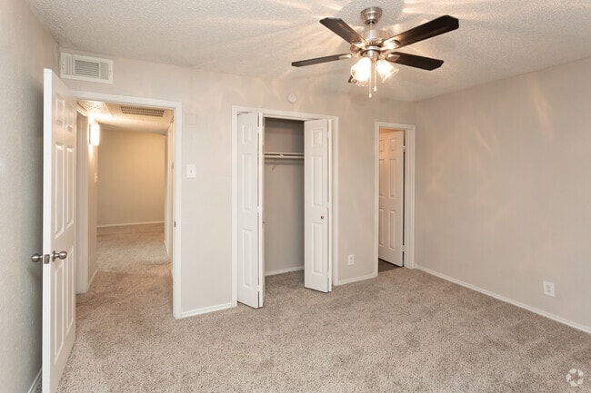 2 BR, 1 BA 735 SF