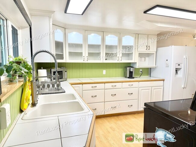 Photo - 1612 Markham Ave NE