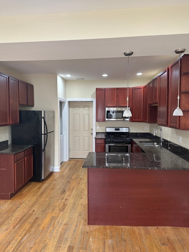 Building Photo - 3543 W Sunnyside Ave Unit 2