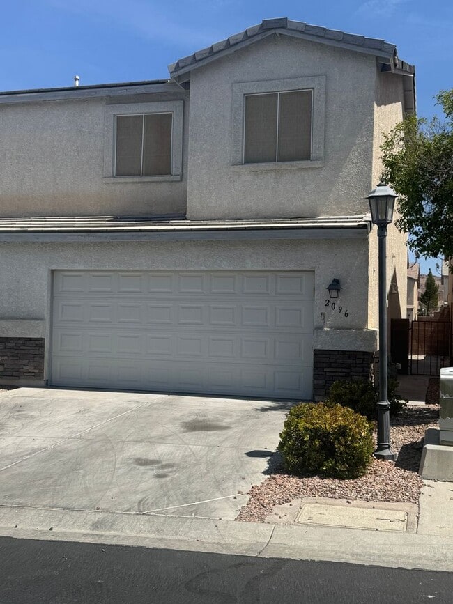 Building Photo - Great townhome in gated community, 3brs, 2bth, 2cg