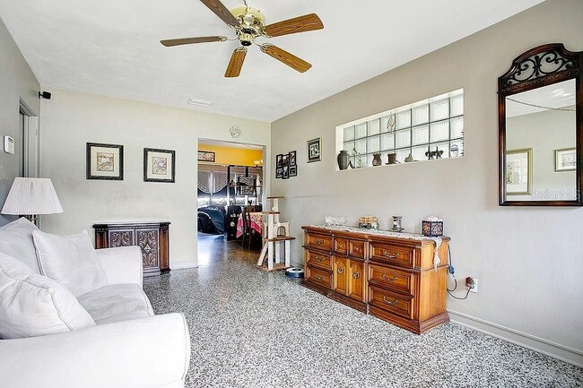 Photo - 1721 Montcalm St