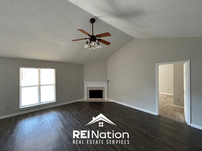 HORN LAKE STUNNER! 3BR/2BA | Vaulted Ceilings & Fireplace | Covered Patio & Garage!
