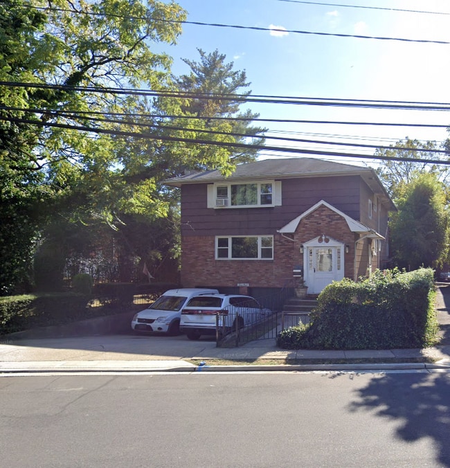 Building Photo - 68 Hendrickson Ave Unit Lower level Garden Apt