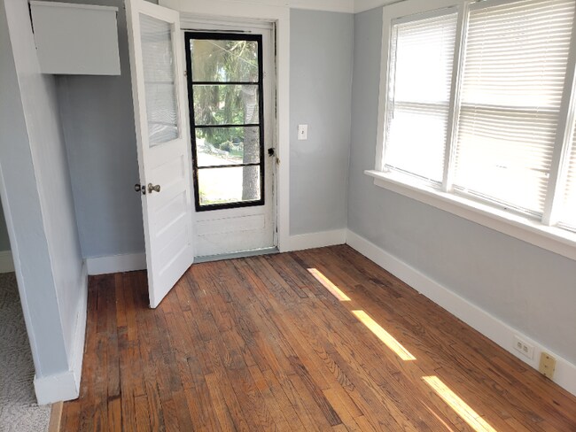 Photo - 718 W 5th Ave