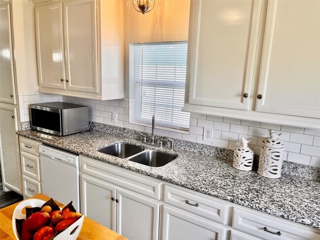 Building Photo - 106 N Eastwood St