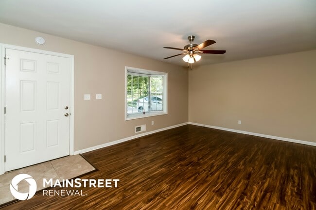 Photo - 537 Roxbury Dr