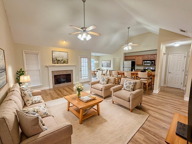 Photo - 1001 Bradford Way