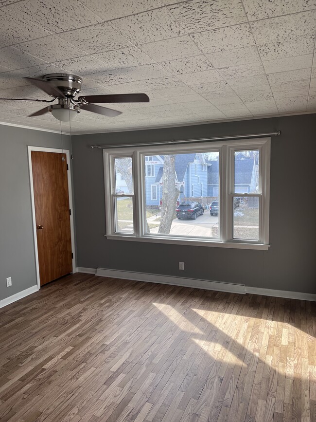 Sala de estar - 119 N Washington St Unidad 119 and one half