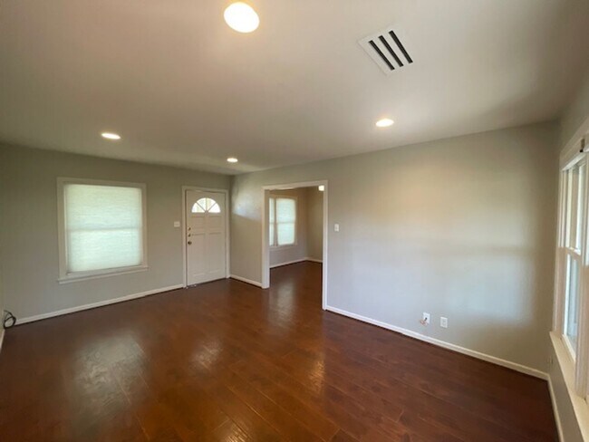 Photo - Beautiful 2 Bed / 1 Bath Home – Prime Location