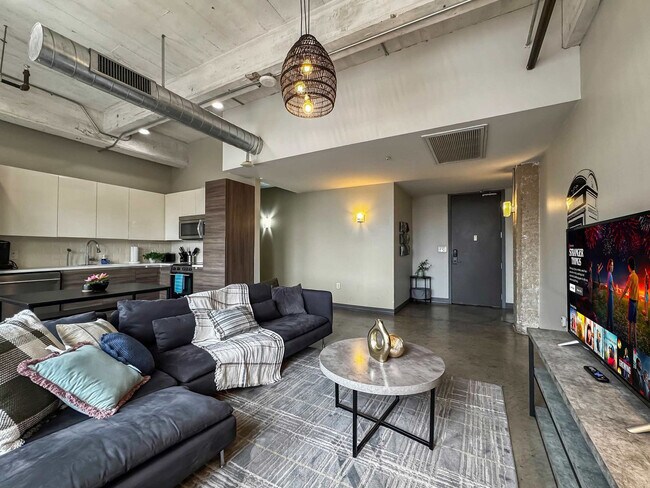 Building Photo - 555 Evergreen St