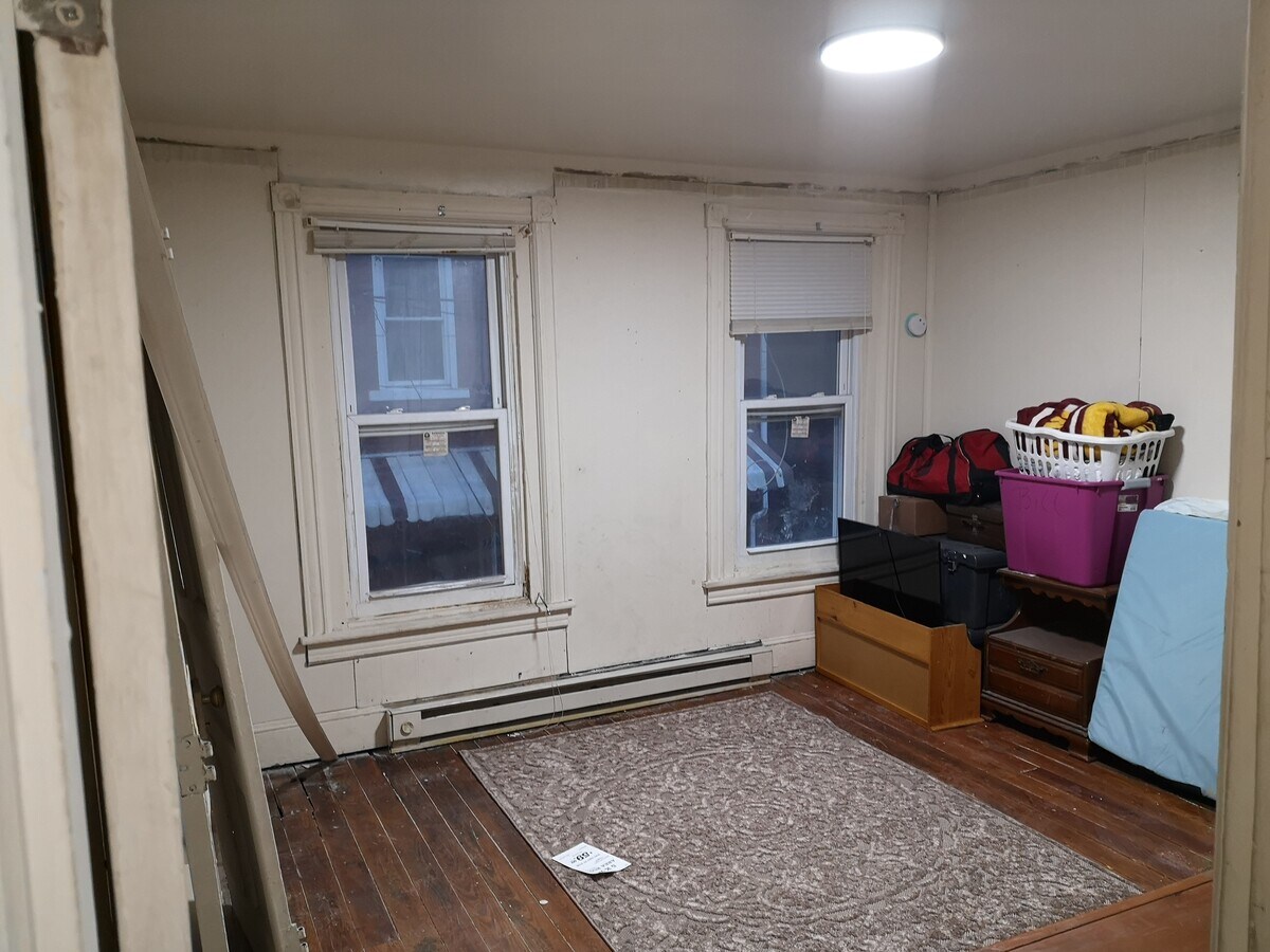 Photo - 827 Laufer St