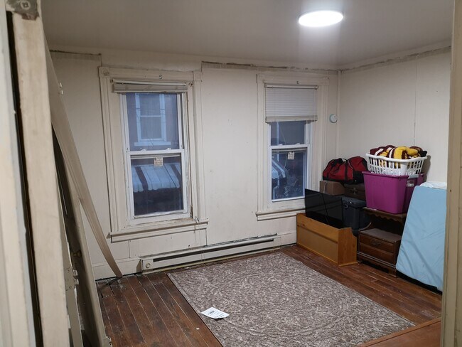 Photo - 827 Laufer St