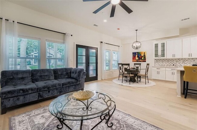 Photo - 854 Smith St SW