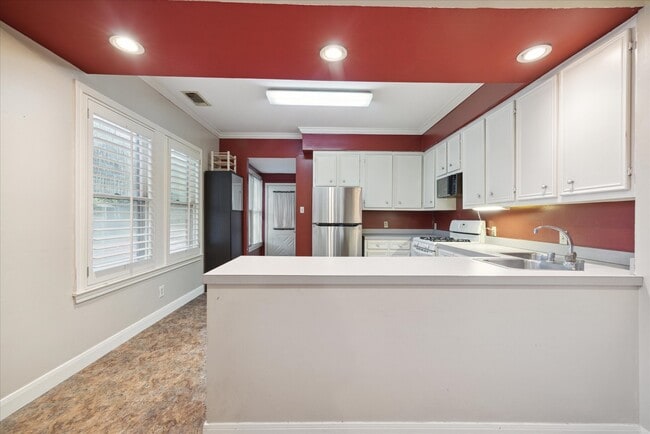 Photo - 321 W 13th St