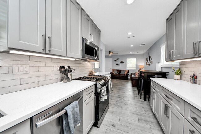 Photo - 834 Ellington St