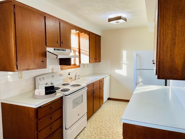 Kitchen with Gas Stove, Dishwasher and Refrigerator - 508 16th Ave Unit 508 Downstairs
