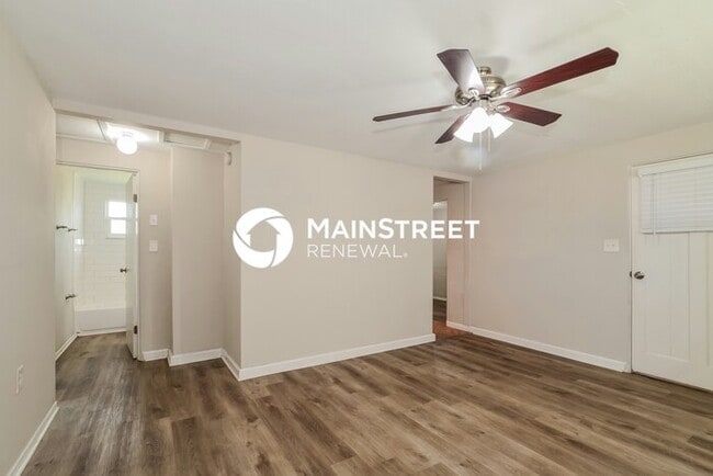 Photo - 3 Bedroom Pet-Friendly Home in DELAND, FL with Main Street Renewal
