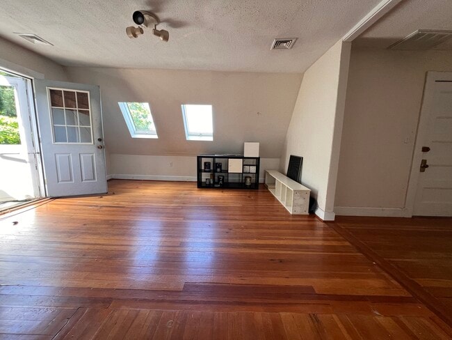 Building Photo - 9 Kenwood St Unit 2 Rental