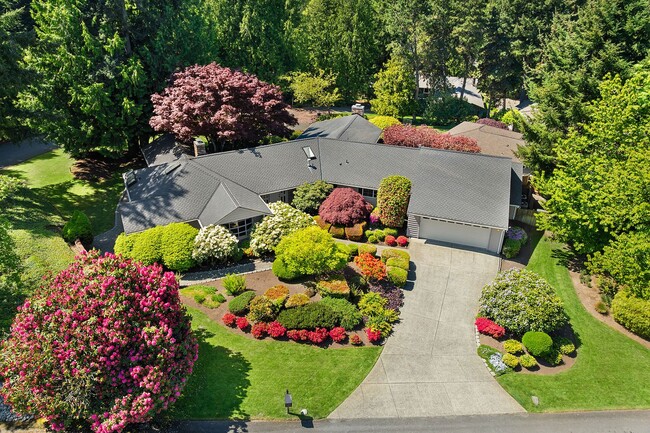 Building Photo - 4Bd/2.5Ba Clyde Hill Home