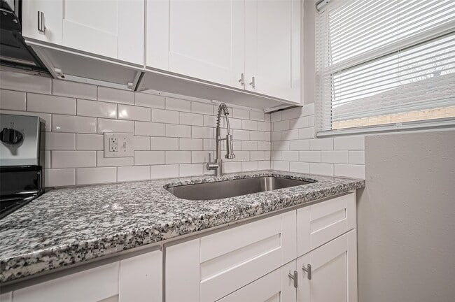 Photo - 1739 W 5th St