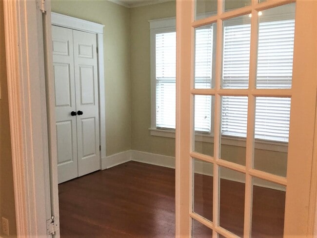 Building Photo - 1004 Scott St Unit 6