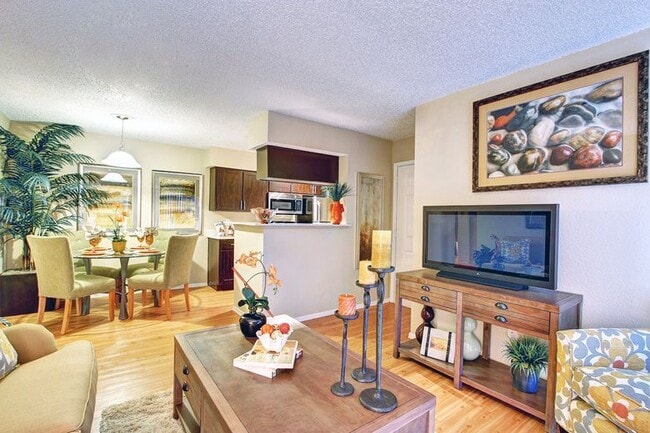 Photo - 2015 Cedar Bend Dr Unit Apartment