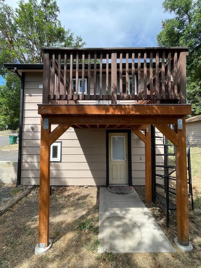 Building Photo - ALL UTILITIES INCLUDED - 3 bed duplex Rental