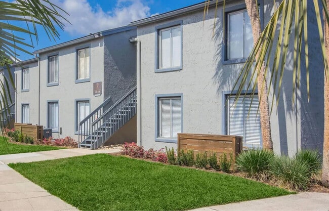 Photo - Oaks on Monument