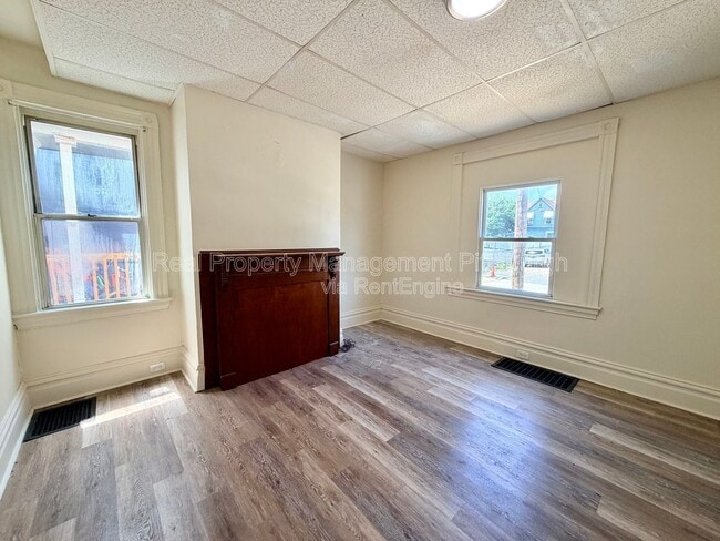 Photo - 405 Main St