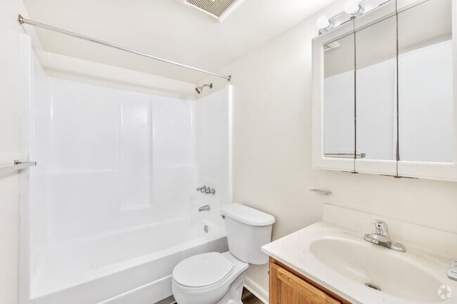 2BR, 1BA - 880SF - Bathroom