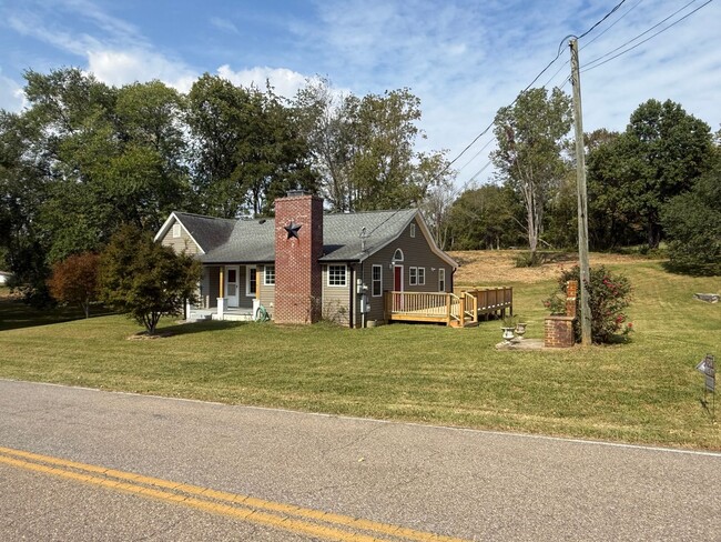 Building Photo - Very nice 4 bedroom near Tri Cities Airpor... Rental