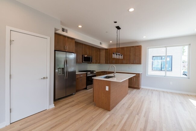 Building Photo - 4 Bed Grays Ferry Home