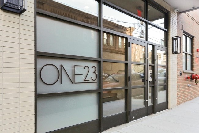 Puerta principal - One23