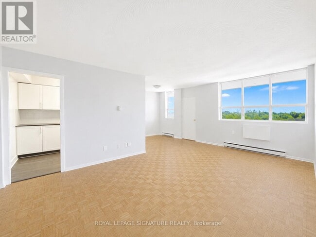 Photo - 525 Eglinton Ave E